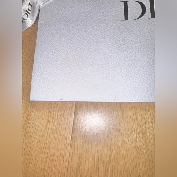 Dior white pebble shopping bags with ribbons and gold Dior stars - Picture 2 of 4